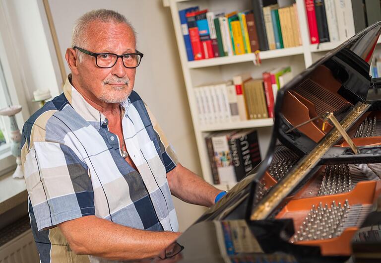 Der Sänger Konstantin Wecker tauscht das Klavier in seiner Wohnung gegen eins auf der Bühne beim Volkacher Kabarett Sommer. Der Sänger Konstantin Wecker tauscht das Klavier in seiner Wohnung gegen eins auf der Bühne beim Volkacher Kabarett Sommer. 