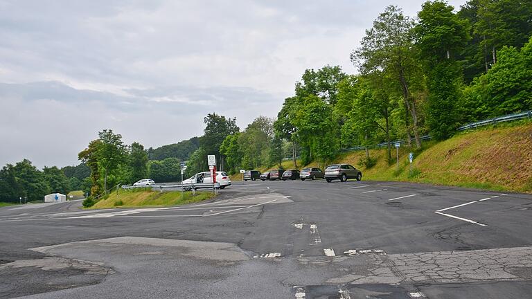 Die Änderung der Tarife am Parkplatz Kreuzberg führte zu langwierigen Diskussionen im Kreistag. Zum Jahreswechsel wird es dort ein Parkleitsystem und einen Automaten geben. Die Änderung der Tarife am Parkplatz Kreuzberg führte zu langwierigen Diskussionen im Kreistag. Zum Jahreswechsel wird es dort ein Parkleitsystem und einen Automaten geben.
