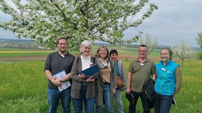 Fünf Streuobstwiesenbesitzer aus Main-Spessart wollen helfen, im Rahmen eines Projektes die Auswirkungen geänderter Klimabedingungen auf Streuobstwiesen zu erforschen (von links): Peter Kraft, Doris Appel, Conni Schlosser, Silvi Löwe und Joachim Hörnig mit Streuobstberaterin Michelle Horn-Cetinköprülü.