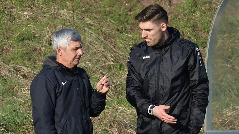 Trainer Claudiu Bozesan (links) und Co-Trainer Andreas Eisenmann im Gespräch: Der TSV Abtswind erwartet an diesem Samstag den FC Coburg zum Heimspiel in der Kräuter Mix Arena.