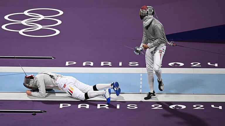 Paris 2024 - Fechten       -  Dramatisches Aus: Matyas Szabo (l.) scheiterte am Samstag im Viertelfinale.