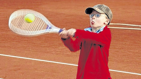 Spiel, Sport & Spaß standen im Mittelpunkt beim Jubiläumsfest des TC Erlabrunn anlässlich des 30-jährigen Bestehens der Tennisabteilung. Auf dem linken Foto ist der kleine Silvio mit viel Eifer beim Schnuppertraining zu sehen. Schwimm-Weltmeister Thomas Lurz (Mitte) überraschte im Promi-Match mit einer ungewöhnlichen Rückhandtechnik. René Rügamer aus Zell (rechts), Regionalligaspieler von WB Würzburg, zeigte im Showmatch wie sein Gegner, TCE-Trainer Martin Hausmann, eine klasse Leistung. Beide begeisterten das Publikum mit tollen Ballwechseln. Spiel, Sport & Spaß standen im Mittelpunkt beim Jubiläumsfest des TC Erlabrunn anlässlich des 30-jährigen Bestehens der Tennisabteilung. Auf dem linken Foto ist der kleine Silvio mit viel Eifer beim Schnuppertraining zu sehen. Schwimm-Weltmeister Thomas Lurz (Mitte) überraschte im Promi-Match mit einer ungewöhnlichen Rückhandtechnik. René Rügamer aus Zell (rechts), Regionalligaspieler von WB Würzburg, zeigte im Showmatch wie sein Gegner, TCE-Trainer Martin Hausmann, eine klasse Leistung. Beide begeisterten das Publikum mit tollen Ballwechseln.
