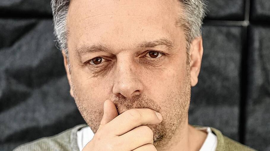 Lügen erkennen - Die Selbstpflege tritt als Übersprungshandlung auf. Sie soll beruhigen und Stress mindern. Lügen erkennen - Die Selbstpflege tritt als Übersprungshandlung auf. Sie soll beruhigen und Stress mindern.