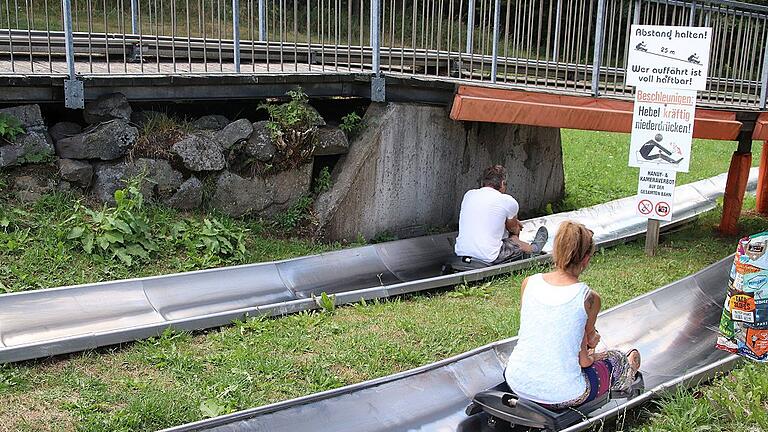 Während der Rhönbob neu gebaut wird, vergnügen sich die Wasserkuppen-Besucher in der Sommerrodelbahn.