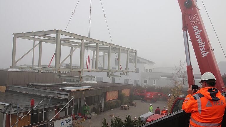 Großer Kraneinsatz bei der Firma Lummel in Karlstadt. Auf die bestehende Halle kommt ein Anbau für Büroräume. Großer Kraneinsatz bei der Firma Lummel in Karlstadt. Auf die bestehende Halle kommt ein Anbau für Büroräume.
