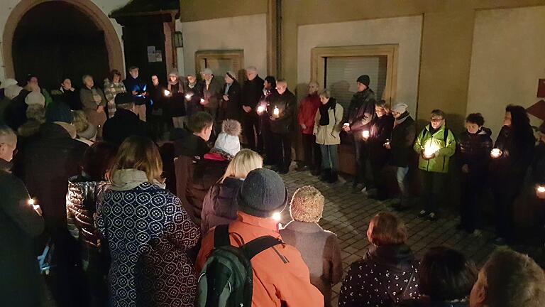 Rund 60 Personen versammelten sich am Freitagabend vor der evangelischen Kirche in Marktbreit zu einem Friedensgebet bzw. einer Mahnwache.