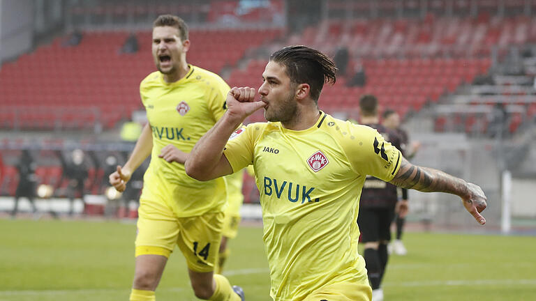 Dominik Baumann und seine Kollegen von den Würzburger Kickers tragen das Logo der BVUK.Gruppe auf der Brust. Für Geschäftsführer Michael Reizel ist das Trikotsponsoring eine Chance.