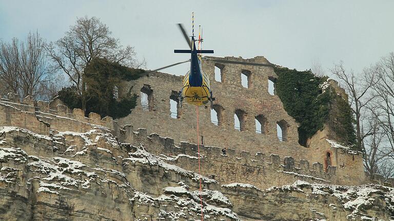 Bis dicht vor die Karlsburg flog der Helikopter, um dort Bäume und Sträucher an den Haken zu nehmen. Bis dicht vor die Karlsburg flog der Helikopter, um dort Bäume und Sträucher an den Haken zu nehmen.
