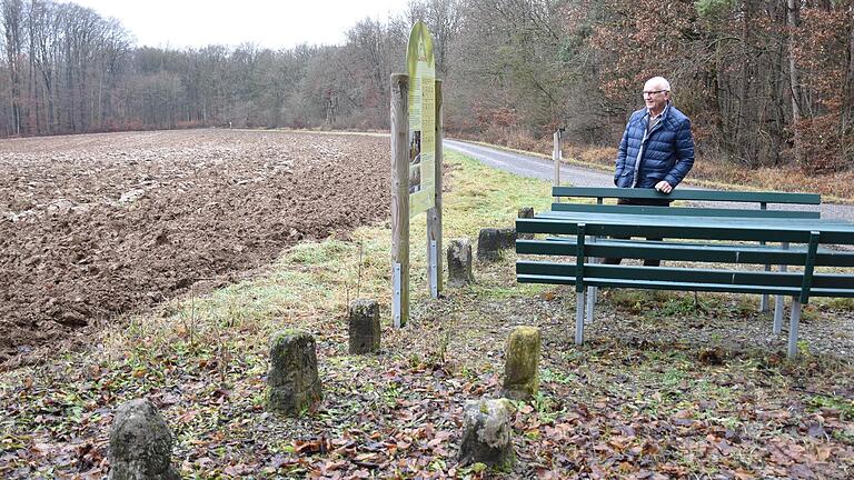 Der vom früheren Weinbauverein geschaffene „Frühmesserweg“  ist mit Informationstafeln, alten Grenzsteinen, einem Insektenhotel und einer Unterstellhütte bestückt. Bernhard Höfling (im Bild) kümmert sich zusammen mit seinen Kameraden Reinhold Gerhard und Gerhard Kleinhenz um  die Pflege der Eußenheimer Wanderwege und deren Beschilderung.