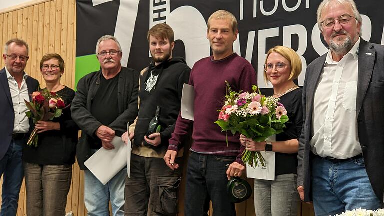 Besondere Auszeichnungen des Bayerischen Tischtennis-Verbands gab es für (von links): Monika Uhl, Max Jungklaus, Tobias Müller, Daniel Wilhelm und Kerstin Hemrich – umrahmt von Abteilungsleiter Hubert Uhl (links) und BLSV-Kreisvorsitzendem Helmut Radler (rechts).