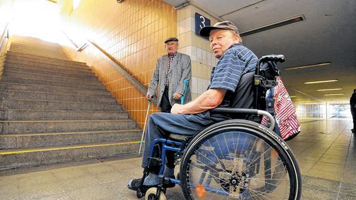 Barrierefrei sieht anders aus: Für Rollstuhlfahrer wie Franz Breunig endet der Weg zu den Gleisen am Ochsenfurter Bahnhof spätestens an dieser Treppe. Für Karl-Heinz Krieger aus Mainbernheim, nach mehreren Operationen auf Krücken angewiesen, ist sie ein nur schwer überwindbares Hindernis.