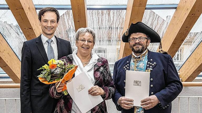 Landrat Florian Töpper (von links) überreichte das Ehrenzeichen des Bayerischen Ministerpräsidenten an Christine Weger und Georg Huppmann.