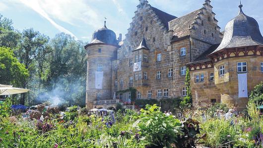 Feudal und blütenreich geht es bei der Gartenmesse im Park von Schloss Eyrichshof zu.