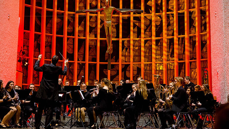 Vor 800 Besuchern gaben Schülerinnen und Schüler des Celtis Gymnasiums ihr großes Weihnachtskonzert. Im Bild: die Celtis Concert Band mit Dirigent Tobias Kuhn.