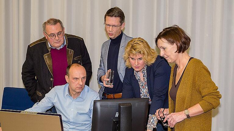 Gespanntes Warten auf die Ergebnisse aus den Stimmbezirken, im Bild (von links) CSU-Fraktionschef Stefan Funk, Gerald Hofmann (Stadtverwaltung), OB Sebastian Remelé, Finanzreferentin Anna Barbara Keck und Ulrike Schneider, eine der Initiatorinnen des Bürgerbegehrens.