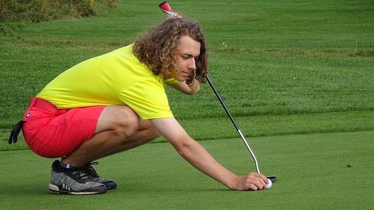 Luca Scheublein beim Putten auf dem 18. Grün in Maria Bildhausen.  Foto: Anton Then       -  Luca Scheublein beim Putten auf dem 18. Grün in Maria Bildhausen.  Foto: Anton Then