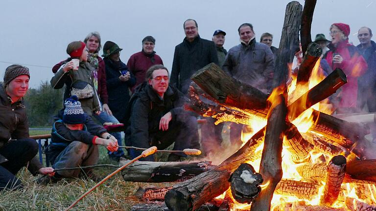 Am Freitag, 12. November, endet die Frist für Einwendungen gegen die B26n. Die Bürgerinitiative hat mit Mahnfeuern darauf aufmerksam gemacht. Die Stadt Karlstadt stellt sich nicht gegen den Bau, aber weist auf ihre Interessen hin.