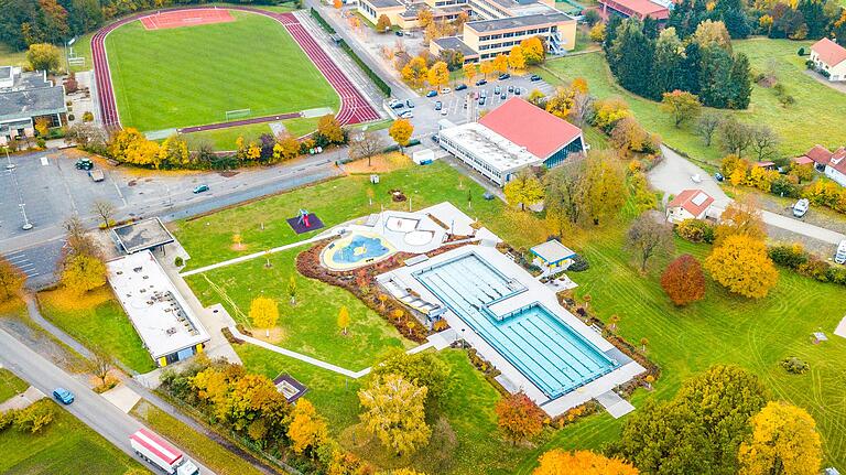 Das Freibad und das Hallenbad (rechts oberhalb des Beckens) in Hofheim sollen zukünftig einen gemeinsamen Eingang bekommen.