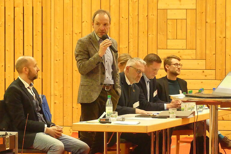 Dr. Dirk Vetter von der Beratungsfirma endura kommunal (links) und die Bürgermeister der Anrainer-Gemeinden, Matthias Schneider, Klaus Schenk und Jens Machnow, hatten zum Infoabend eingeladen. Schneider (stehend) war jedoch nicht zufrieden mit dem Verlauf der Veranstaltung.