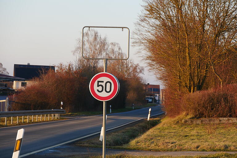 Dieses Schild in Oberpleichfeld steht am Ortseingang auf der Raiffeisenstraße von Seligenstadt kommend.