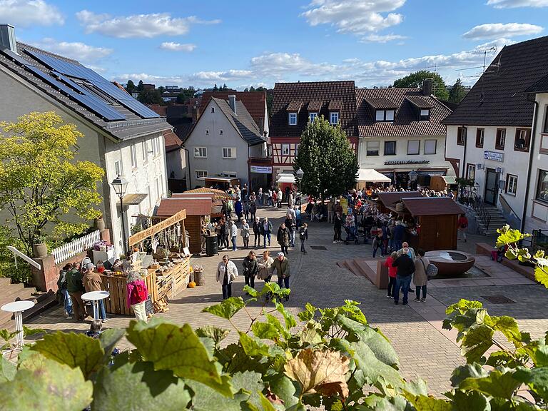 Saatmarkt mit Schleppertreffen in Remlingen. Mehr als 40 Verkaufsstände und viel Informationen in den bunt geschmückten Höfen und Gassen Saatmarkt mit Schleppertreffen in Remlingen. Mehr als 40 Verkaufsstände und viel Informationen in den bunt geschmückten Höfen und Gassen