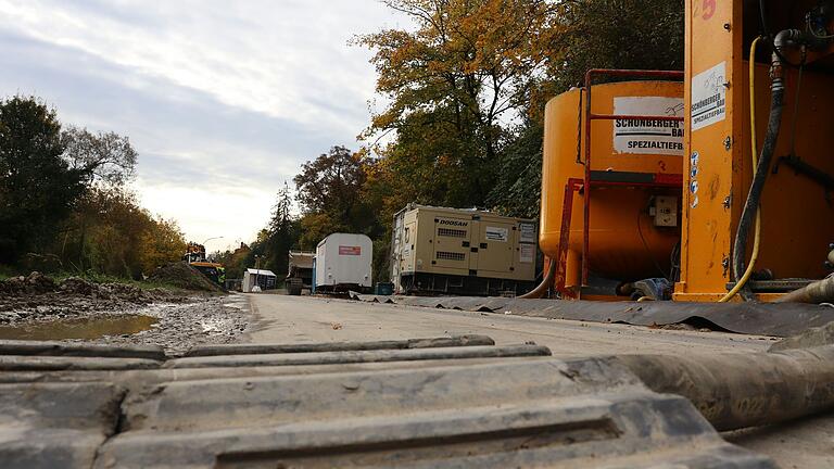 Von der Staatsstraße ist in manchen Bereichen nicht mehr viel zu sehen. Überall stehen Silos, Aggregate und Baufahrzeuge. Von der Staatsstraße ist in manchen Bereichen nicht mehr viel zu sehen. Überall stehen Silos, Aggregate und Baufahrzeuge.