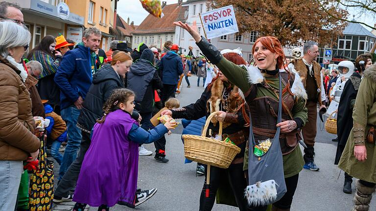 Neben den bunten Faschingswagen, den fröhlichen Kostümen und der ausgelassenen Stimmung gehört auch das Verteilen von Süßigkeiten zum Ostheimer Faschingszug. Neben den bunten Faschingswagen, den fröhlichen Kostümen und der ausgelassenen Stimmung gehört auch das Verteilen von Süßigkeiten zum Ostheimer Faschingszug.