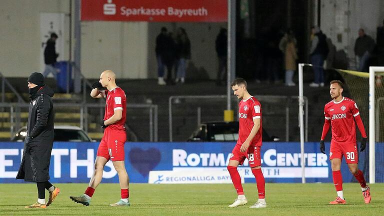 Schon wieder ein Unentschieden! Die Kickers-Akteure (von links) Vincent Friedsam, Alem Japaur, Maximilian Zaiser und Benyas Junge-Abiol nach dem 1:1 in Bayreuth. Schon wieder ein Unentschieden! Die Kickers-Akteure (von links) Vincent Friedsam, Alem Japaur, Maximilian Zaiser und Benyas Junge-Abiol nach dem 1:1 in Bayreuth.