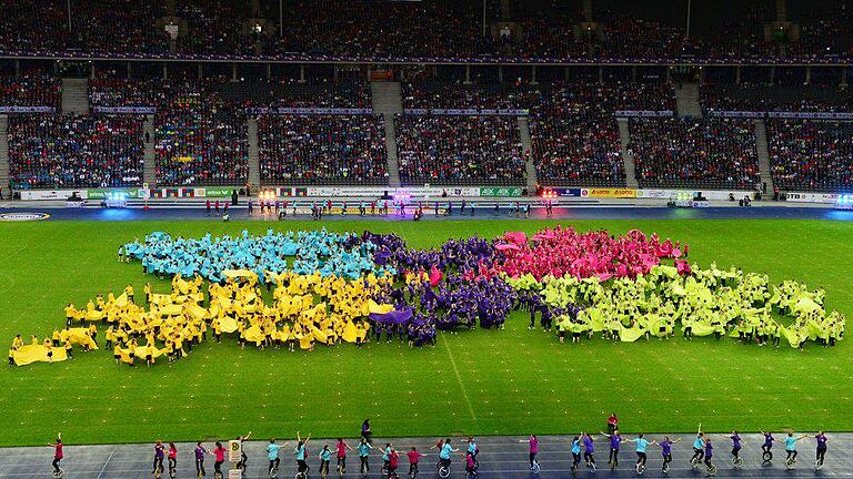 Große Schau       -  Turner zeigen bei der Stadiongala eine Choreographei. Foto: Maurizio Gambarini