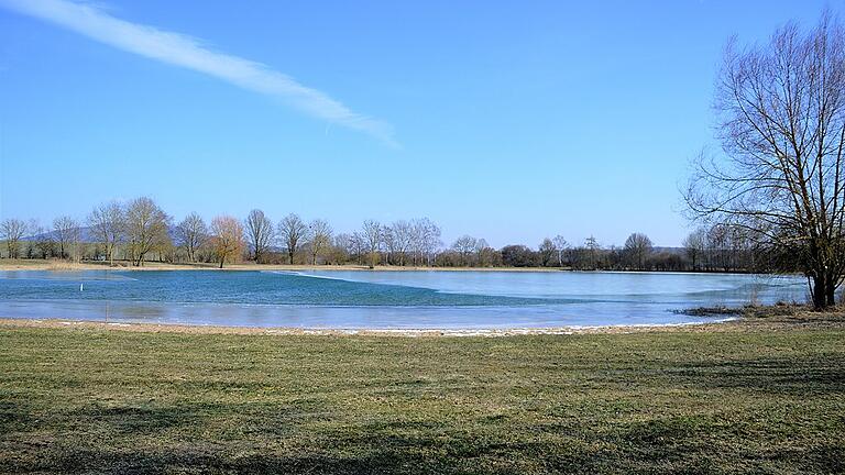 Stil ruht der See. Während der Frostperiode konnte auf dem Badeseegelände kaum gearbeitet werden, sodass die Hoch- und auch die Tiefbauarbeiten ins Stocken gerieten.