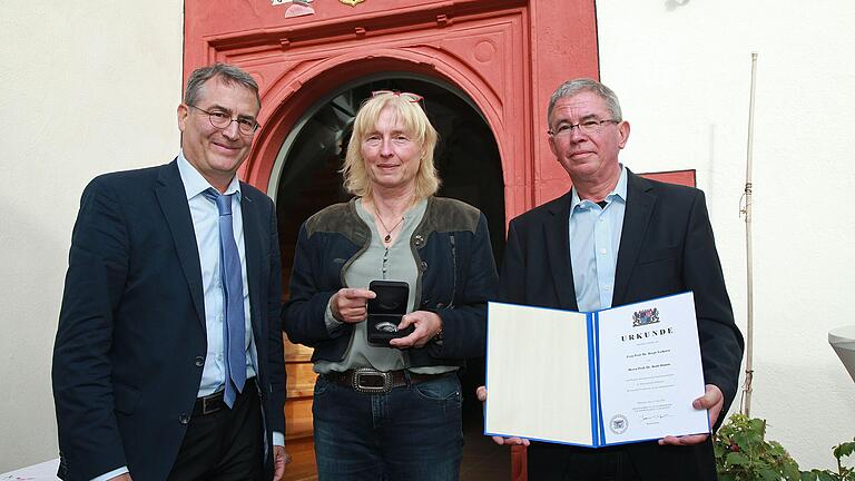 Hans-Christof Haas (links), Gebietsreferent des Bayerischen Landesamt für Denkmalpflege überreichte stellvertretend für Staatsminister Bernd Sibler und Generalkonservator Prof. Mathias Pfeil die Bayerische Denkmalschutzmedaille als Anerkennung für die Instandsetzung und Sanierung des „Bischofshaus“ in Thüngersheim an das Professoren-Ehepaar Birgit Terhorst und Bodo Damm .