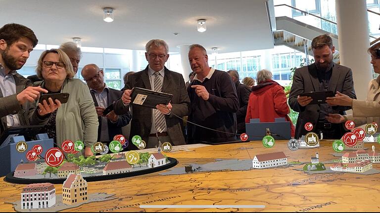 Interessierte Blicke bei der Einweihung des Landschaftsmodells der Klosterlandschaft Ebrach.