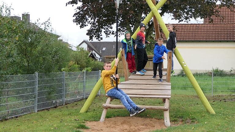 Sehr beliebt ist die Seilbahn auf dem Wonfurter Spielplatz in der Alleestraße.