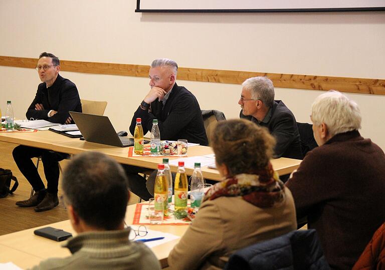 In der letzten Sitzung der Gemeinschaftsversammlung in diesem Jahr in der Michelauer Vollburghalle war der Personalmangel in der VG Gerolzhofen ein wichtiges Thema. Vorsitzender Thorsten Wozniak (links) lobte die Mitstreiter in der Verwaltung. In der letzten Sitzung der Gemeinschaftsversammlung in diesem Jahr in der Michelauer Vollburghalle war der Personalmangel in der VG Gerolzhofen ein wichtiges Thema. Vorsitzender Thorsten Wozniak (links) lobte die Mitstreiter in der Verwaltung.