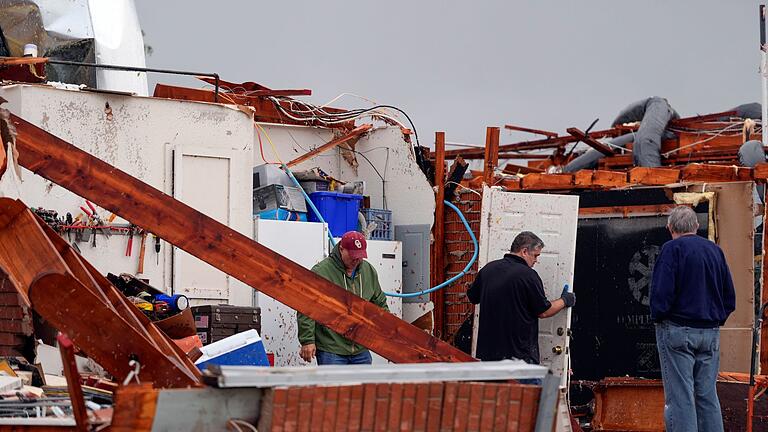Nach dem Tornado durch Oklahoma City       -  Auch wenn weitere Tornados nicht auszuschließen sind, haben Einsatzkräfte in Oklahoma mit den Aufräumarbeiten begonnen.