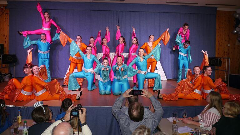 Für gute Unterhaltung sorgen in Zellingen beim närrischen Seniorennachmittag Tanzgruppen, Büttenredner und Musikanten. Für gute Unterhaltung sorgen in Zellingen beim närrischen Seniorennachmittag Tanzgruppen, Büttenredner und Musikanten.