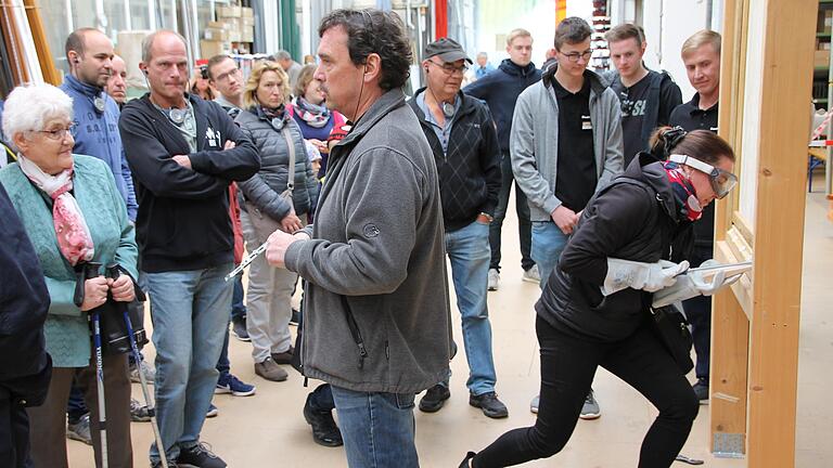 Am 'Tag der offenen Tür' der Firma Fenster-Paul in Marktheidenfeld konnte man sich sogar als Fenster-Aufbrecher versuchen - der Erfolg in der vorgegebenen Zeit blieb allerdings aus.