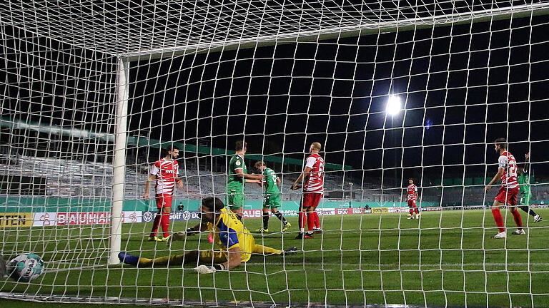 Timo Hübers (Hannover 96) erzielt das Tor zum zwischenzeitlichen 0:3. Torhüter Fabian Giefer (FC Würzburger Kickers) hat das Nachsehen.