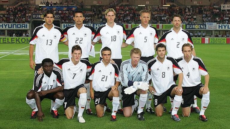 Die deutsche Fußball-Nationalmannschaft im Jahr 2004: (hinten von links)&nbsp; Michael Ballack, Kevin Kuranyi, Tim Borowski, Frank Fahrenhorst, Thomas Linke, (vorne von links)&nbsp;Gerald Asamoah, Bastian Schweinsteiger, Philipp Lahm, Oliver Kahn, Torsten Frings und Andreas Hinkel.&nbsp;Gerald Asamoah war der erste Schwarze in Afrika geborene Nationalspieler. Der gebürtige Ghanaer ließ sich 2001 einbürgern.