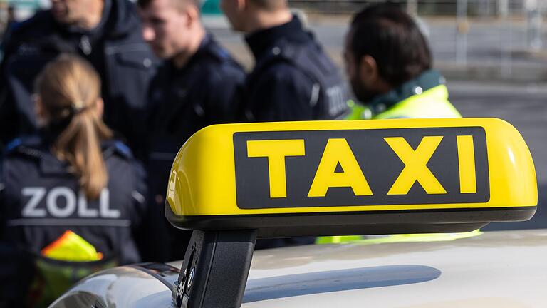 Bekommen Taxifahrer den ihnen zustehenden Mindestlohn? Das kontrollierte der Zoll jetzt in einer bundesweiten Aktion, auch durch das Hauptzollamt Schweinfurt Bekommen Taxifahrer den ihnen zustehenden Mindestlohn? Das kontrollierte der Zoll jetzt in einer bundesweiten Aktion, auch durch das Hauptzollamt Schweinfurt