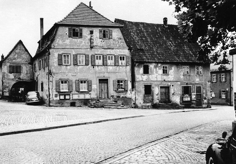 Wo heute die Sparkasse zu finden ist, stand in Hofheim einst das Haus der Familie Sündermann, die ein Schuhgeschäft innehatte.