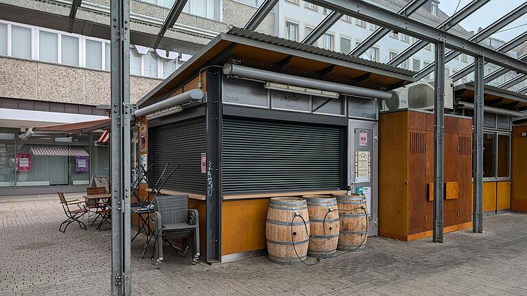 Der Marktstand 4 am unteren Markt in Würzburg ist derzeit geschlossen. Der Antipasti-Laden von Enio Epifani zieht an einen anderen Standort um.