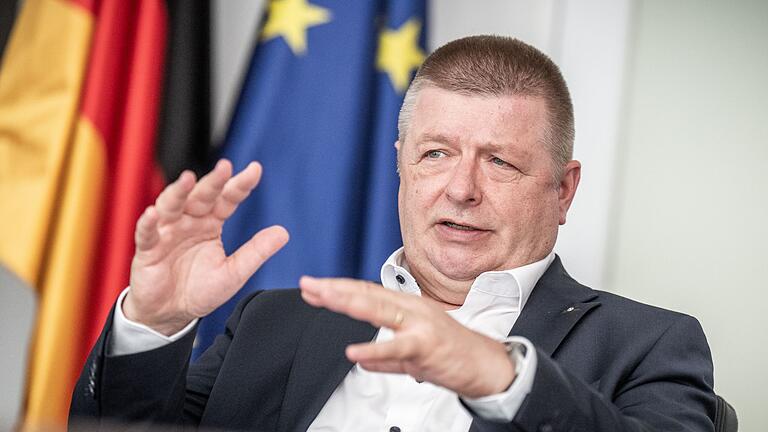Verfassungsschutz-Präsident Haldenwang - Thomas Haldenwang, Präsident des Bundesamt für Verfassungsschutz, sieht in rechtsextremistischen Bestrebungen aktuell die größte Gefahr für die Demokratie in Deutschland. (Archivfoto) Verfassungsschutz-Präsident Haldenwang - Thomas Haldenwang, Präsident des Bundesamt für Verfassungsschutz, sieht in rechtsextremistischen Bestrebungen aktuell die größte Gefahr für die Demokratie in Deutschland. (Archivfoto)