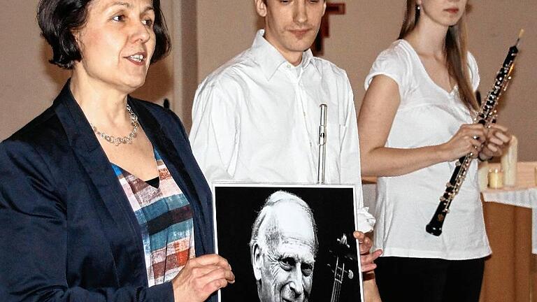 Erna Rauscher (links), die Vorsitzende der fränkischen Sektion von Yehudi Menuhin Live Music Now, stellte eingangs des bereits sechsten Konzerts dieser Art im Ebracher Jugendgefängnis den berühmten Geiger und die Zielsetzung des von ihm begründeten Projekts vor.