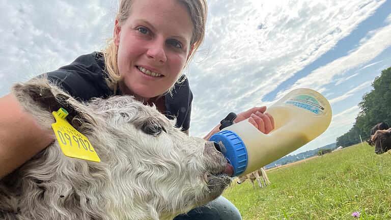 Carolin Gropp aus Sulzdorf – hier mit Kälbchen Alfred – gibt über 'Caros Landliebe' auf Instagram und Facebook Einblicke in Arbeit und Alltag auf dem Bauernhof.