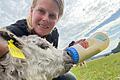 Carolin Gropp aus Sulzdorf – hier mit Kälbchen Alfred – gibt über 'Caros Landliebe' auf Instagram und Facebook Einblicke in Arbeit und Alltag auf dem Bauernhof.