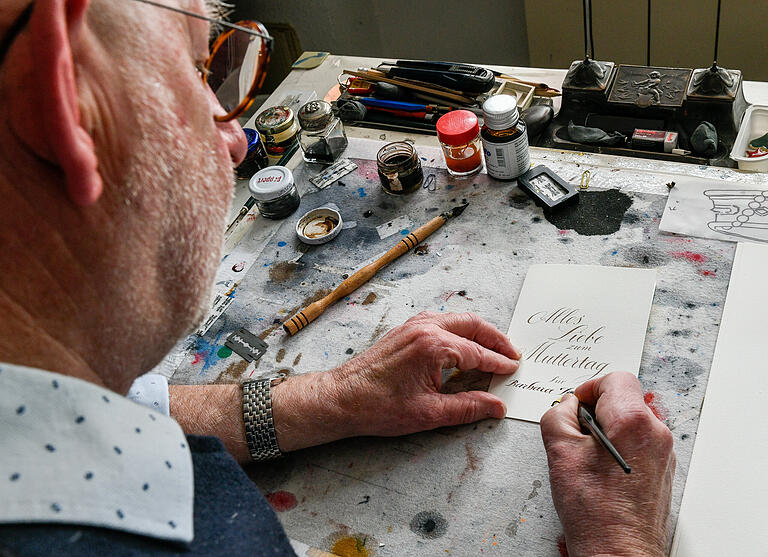 Schöne Schrift: Wie der Karlstadter Kalligraf Gosbert Stark mit Tinte und Feder ein leeres Blatt zu Kunst macht. Besuch bei Gosbert Stark im Atelier.