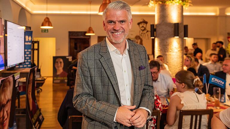 Der CSU-Bezirkschef Steffen Vogel bei der Wahlparty seiner Partei im Ratskeller in Würzburg. Der CSU-Bezirkschef Steffen Vogel bei der Wahlparty seiner Partei im Ratskeller in Würzburg. 