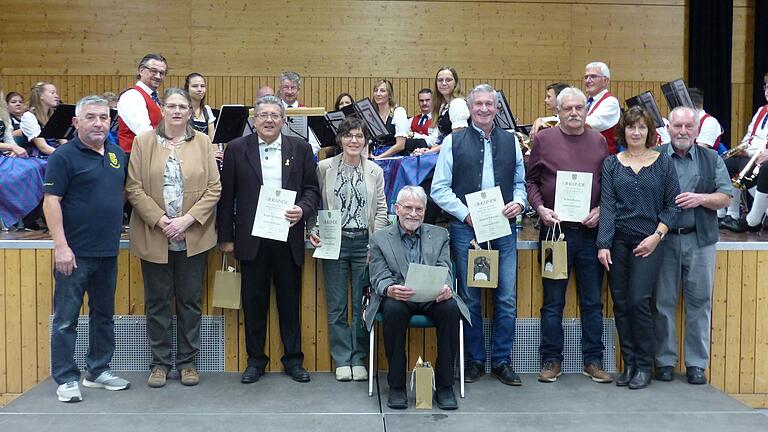 Zu neuen Ehrenmitgliedern beim TSV Grettstadt ernannt: im Bild von links BGB Vorstände Lorenz Rößner und Karin Schröder, Erich Weidinger, Barbara Münich, Helmut Bergmann, Hubert Schröder, Robert Knaup, BGB Vorstand Karoline Reichert und Ehrenvorstand Wolfgang Wenzel. Zu neuen Ehrenmitgliedern beim TSV Grettstadt ernannt: im Bild von links BGB Vorstände Lorenz Rößner und Karin Schröder, Erich Weidinger, Barbara Münich, Helmut Bergmann, Hubert Schröder, Robert Knaup, BGB Vorstand Karoline Reichert und Ehrenvorstand Wolfgang Wenzel.