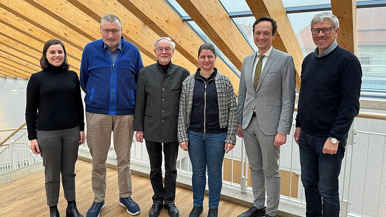 Austausch zu seniorenpolitischen Themen im Landratsamt mit (von links): Zoe Beckmann (Abteilungsleitung Soziales und Gesundheit), Hilmar Schwab (stellvertretender Vorstand der Landesversammlung des Landesseniorenrats), Dieter Wagner (Delegierter des Landesseniorenrats Bayern), Eva Borschert (Seniorenbeauftragte für den Landkreis Schweinfurt), Landrat Florian Töpper und Ralf Herre (Beauftragter für die Belange von Menschen mit Behinderung). Austausch zu seniorenpolitischen Themen im Landratsamt mit (von links): Zoe Beckmann (Abteilungsleitung Soziales und Gesundheit), Hilmar Schwab (stellvertretender Vorstand der Landesversammlung des Landesseniorenrats), Dieter Wagner (Delegierter des Landesseniorenrats Bayern), Eva Borschert (Seniorenbeauftragte für den Landkreis Schweinfurt), Landrat Florian Töpper und Ralf Herre (Beauftragter für die Belange von Menschen mit Behinderung).